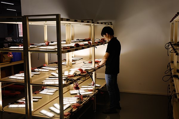 控制器及光源老化车间