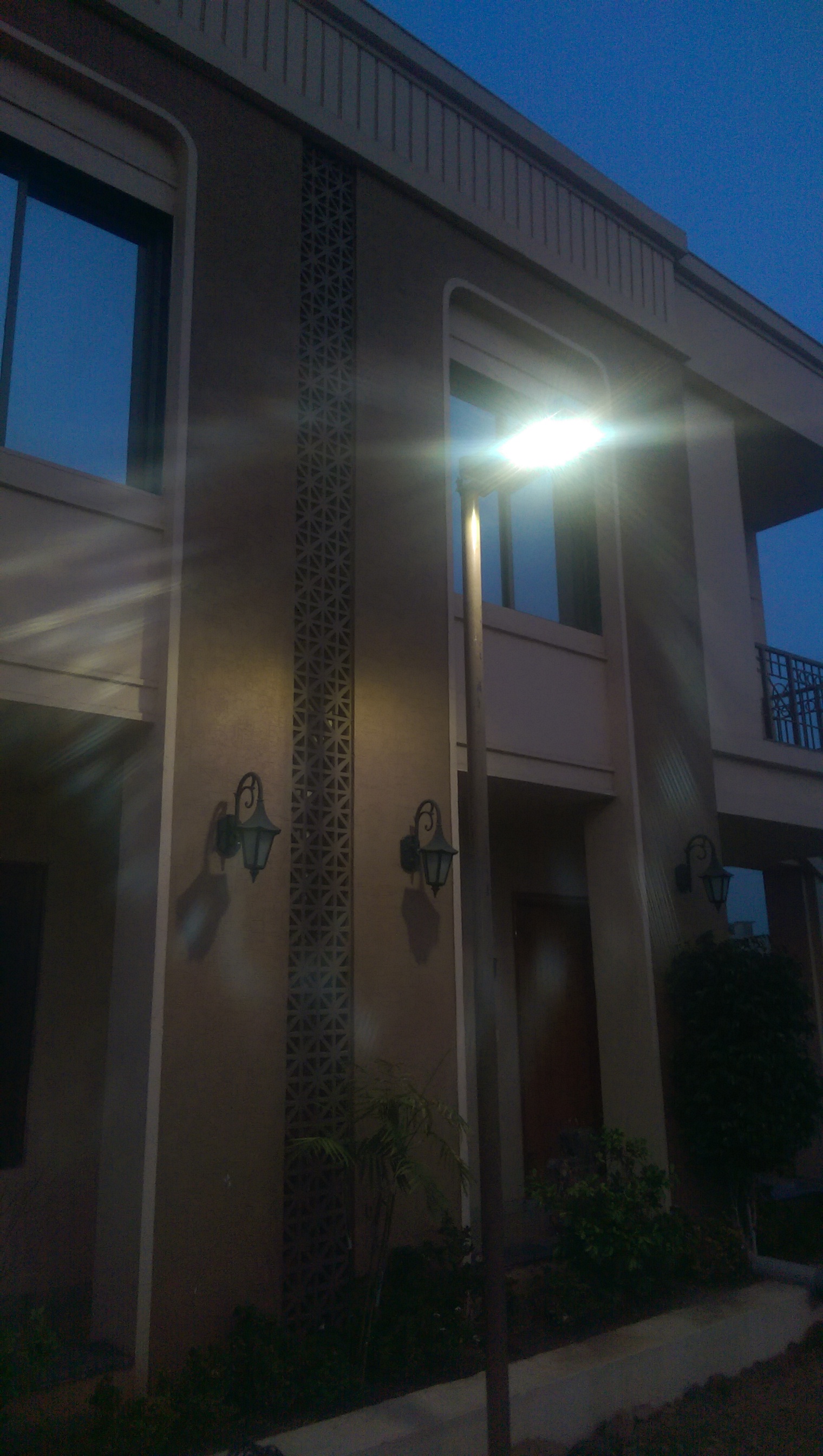 太阳能路灯发光效率高，安装维护简单使用寿命长