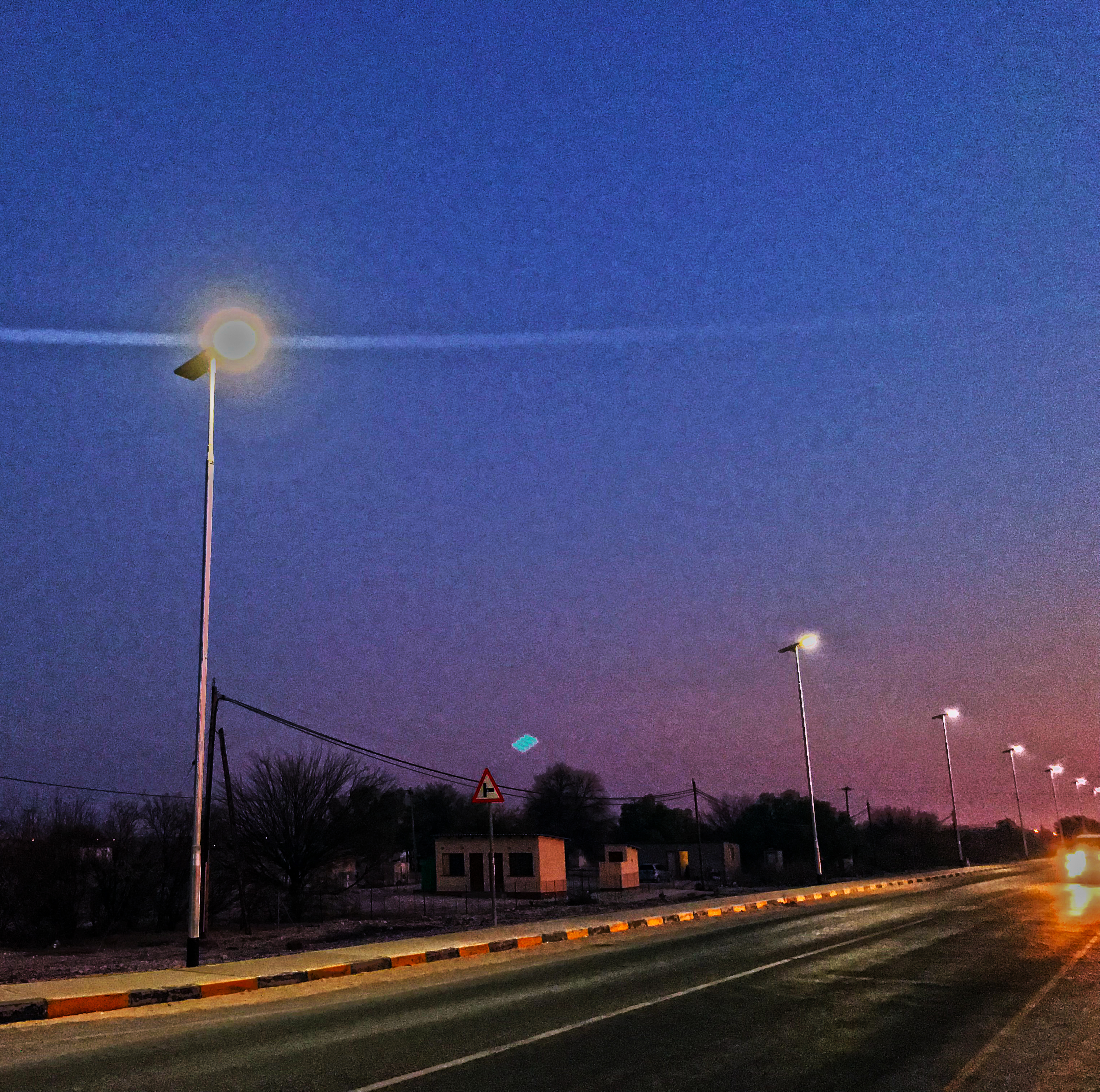 为啥现在人都在说太阳能路灯比普通路灯好？