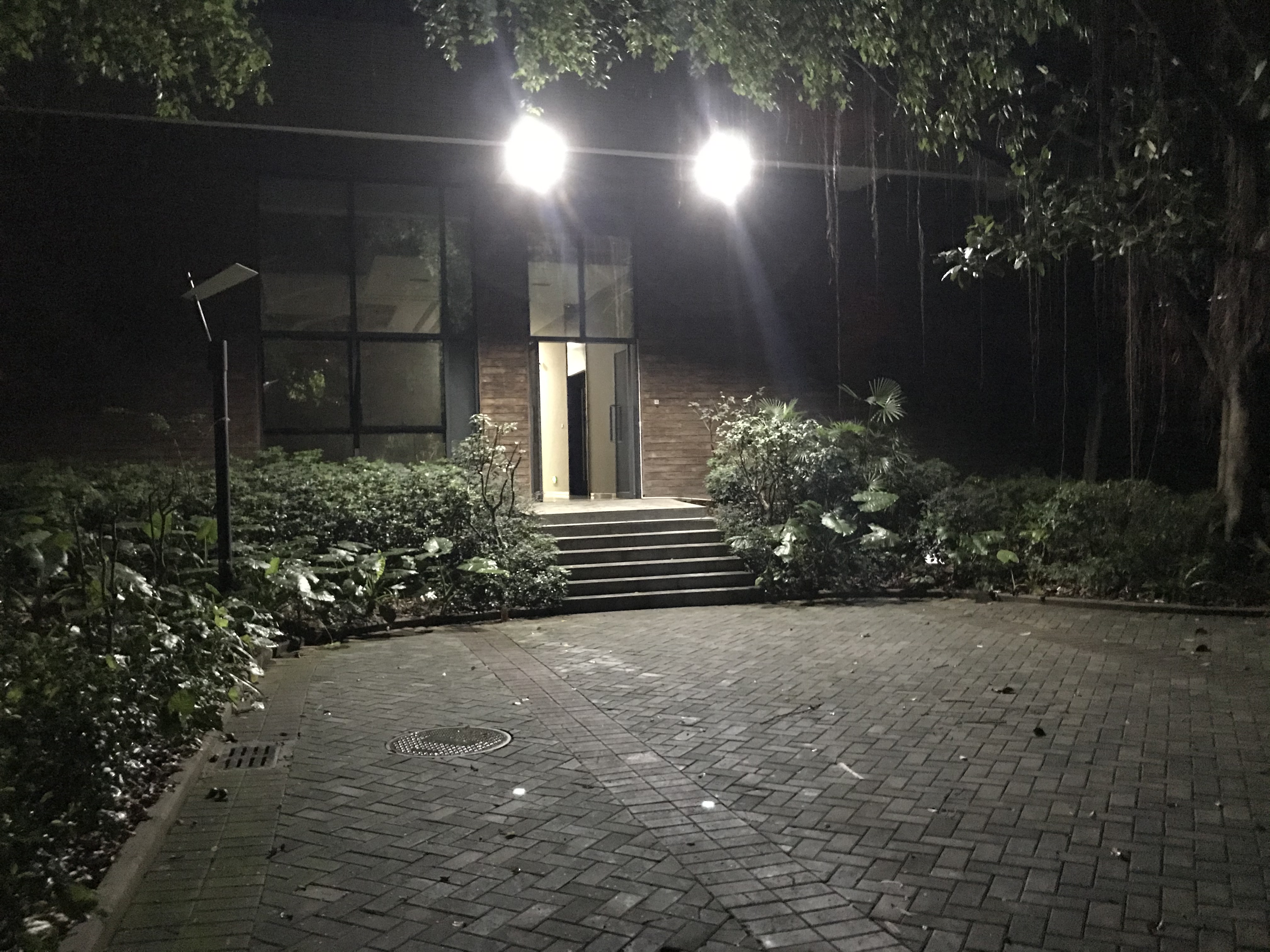 想在家里的院子里装灯，装太阳能庭院灯怎么样