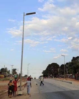202108坦桑尼亚滨海区一体化太阳能路灯安装