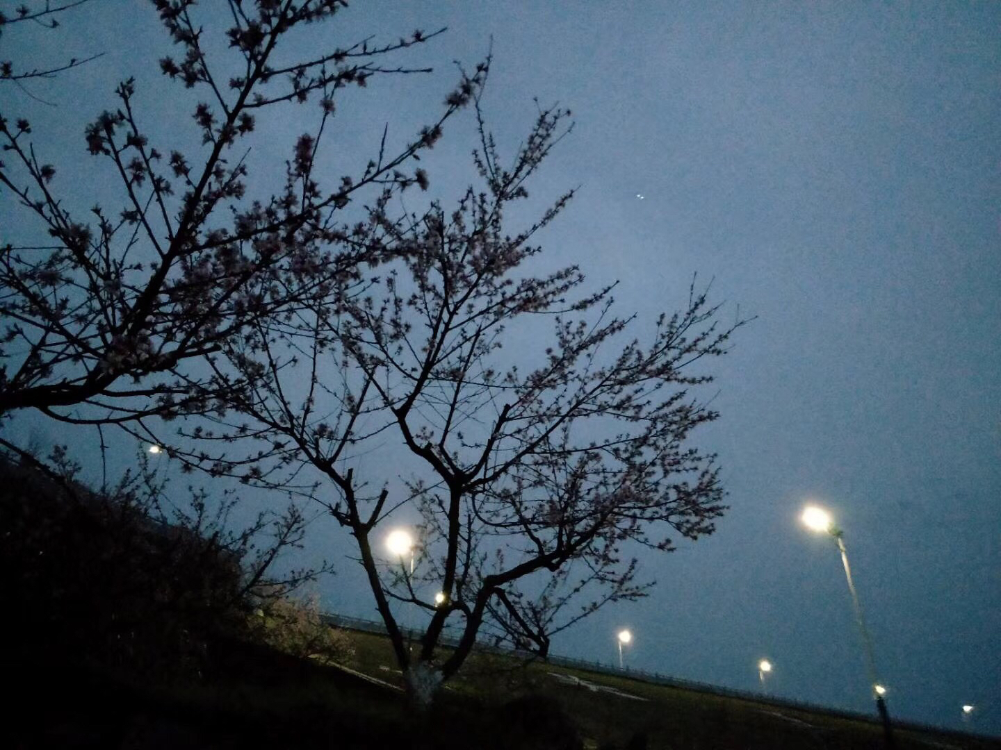 千万不要再觉得太阳能路灯在下雨天不能正常工作了